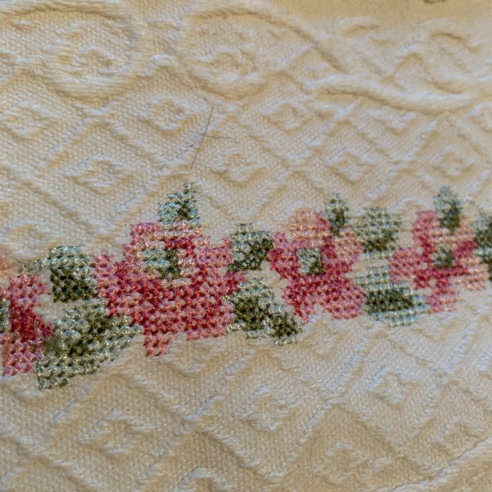 New Laura Ashley towels yellow with embroidery - Picture 4 of 4
